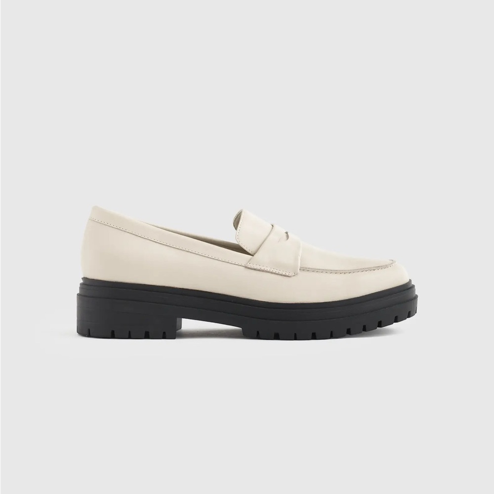 Quince| EUC Women’s Size 7 Cream Loafers with Black Soles - Picture 4 of 14